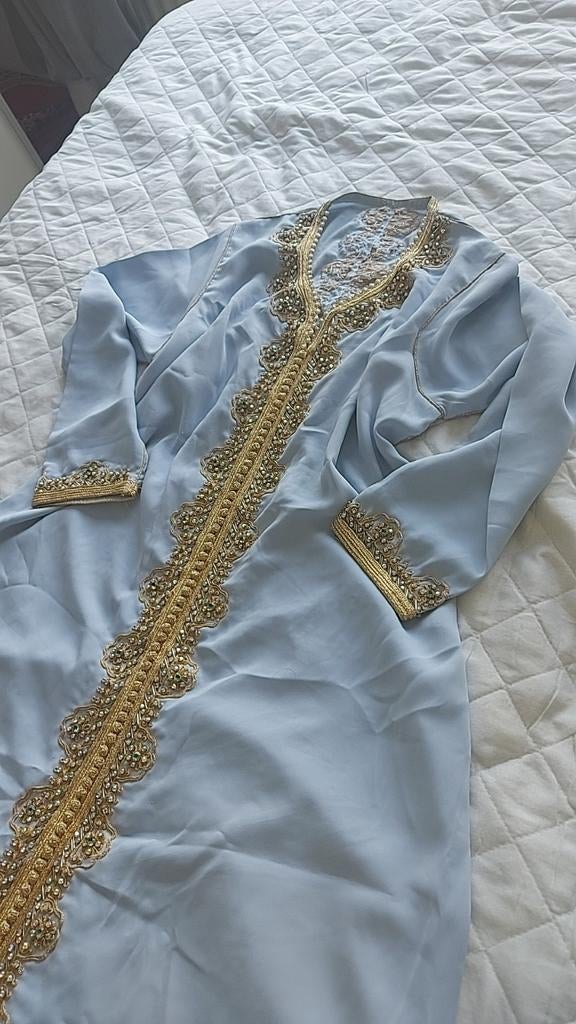Lichtblauwe Marokkaanse Caftan met Gouden Borduurwerk, Ophalen of Verzenden, Zo goed als nieuw, Blauw, Onder de knie