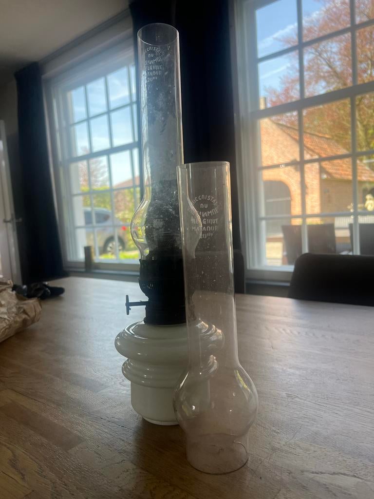 Oude olielamp met twee glazen kappen, Ophalen
