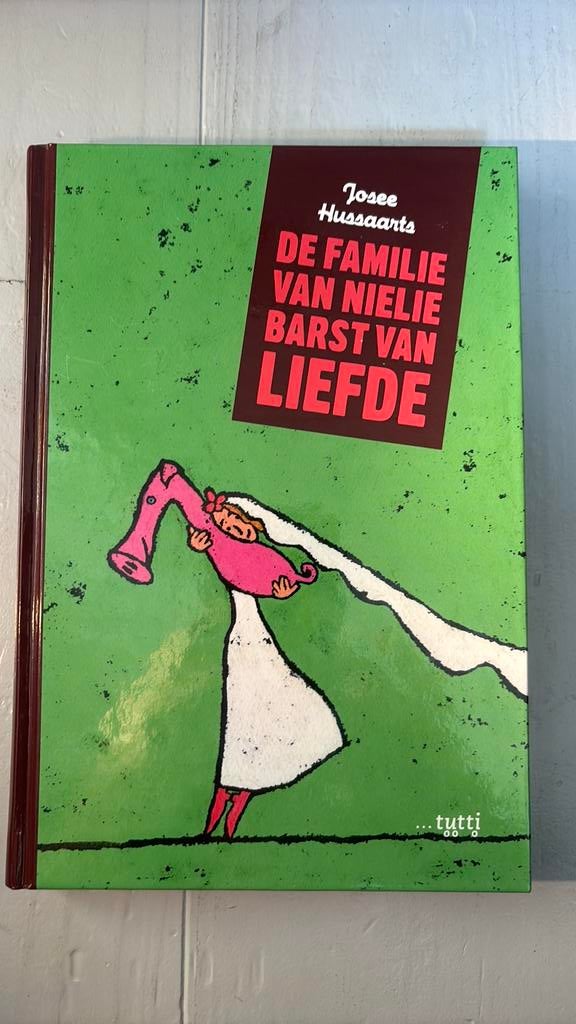 Josee Hussaarts - De familie van Nielie barst van liefde, Josee Hussaarts, Fictie algemeen, Ophalen of Verzenden, Zo goed als nieuw