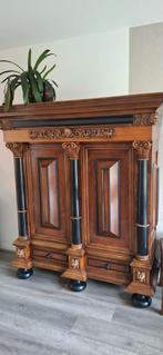 Antieke kast met houtsnijwerk, Antiek en Kunst, Antiek | Meubels | Kasten, Ophalen of Verzenden