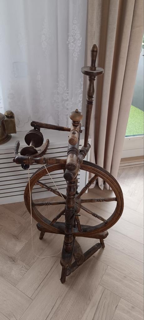 Oude antieke spinnewiel, Ophalen, Gebruikt