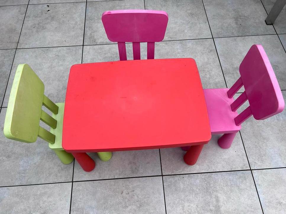 IKEA Mammut kindertafel + 3 stoelen, Kinderen en Baby's, Kinderkamer | Tafels en Stoelen, Ophalen, Gebruikt, Tafel(s) en Stoel(en)