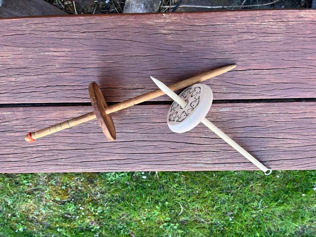 2 handspintollen - Hout - Spinnen van wol, Hobby en Vrije tijd, Spinnewielen en Spinnen, Ophalen of Verzenden, Gebruikt, Overige typen