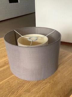 dubbele lampenkap Ø 32 cm wit & grijs, Huis en Inrichting, Lampen | Lampenkappen, Ophalen, Rond, Zo goed als nieuw, Minder dan 25 cm