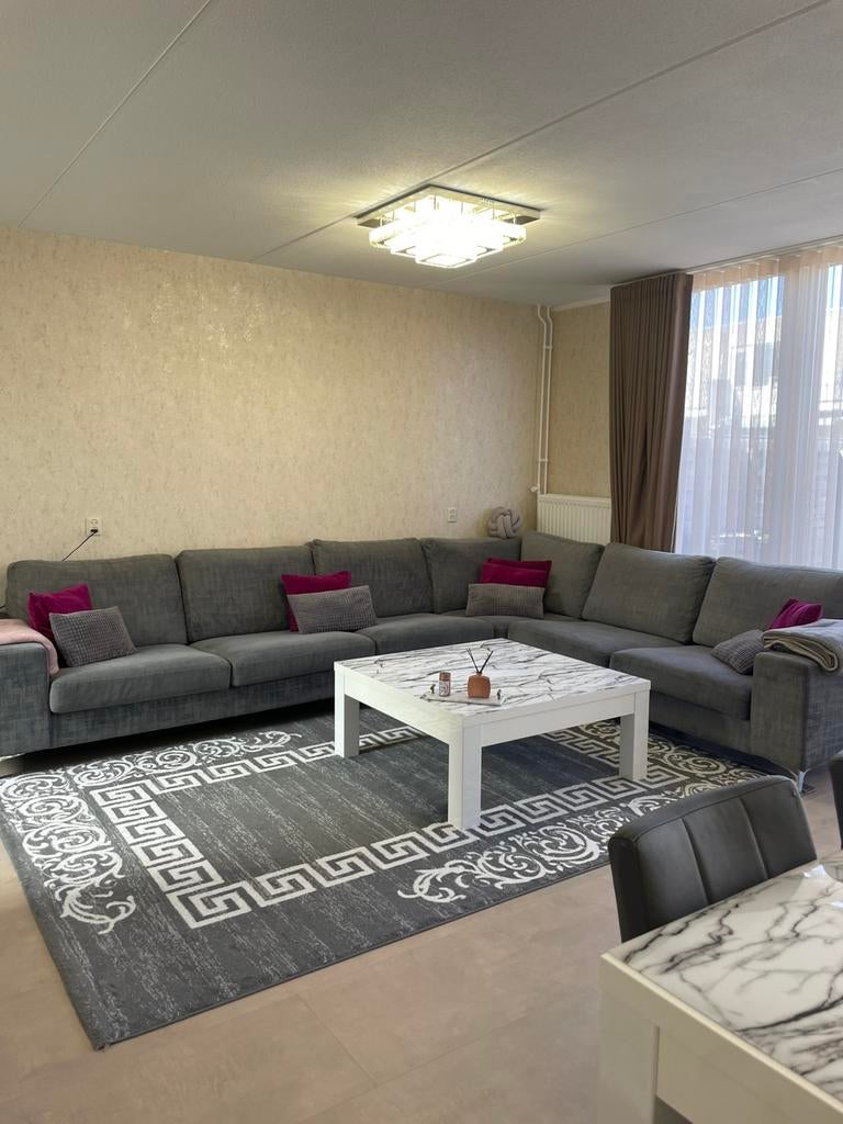 Bank, tapijt en 6 stoelen, Ophalen, Zo goed als nieuw