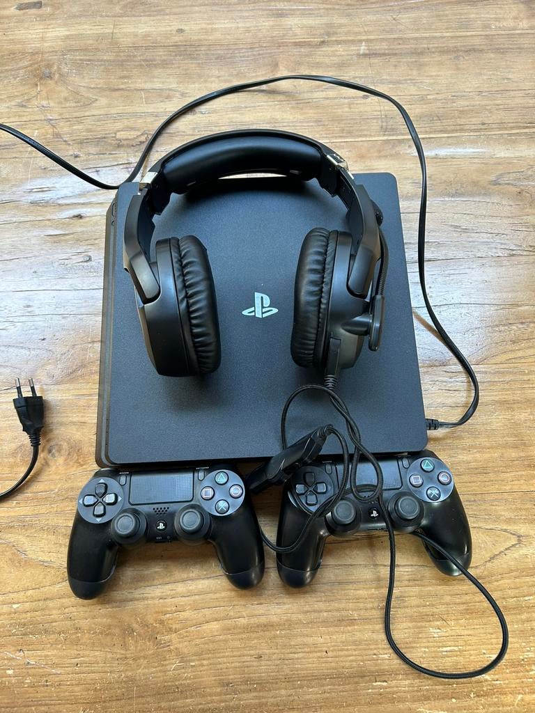 Playstation 4 slim 1tb geheugen en accessoires, Spelcomputers en Games, 2 spelers, Ophalen of Verzenden, Zo goed als nieuw, Vanaf 3 jaar