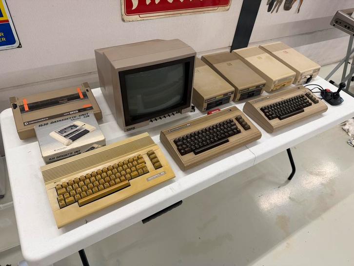 Commodore computers en bijbehoren | oa 3x commodore 64, Computers en Software, Vintage Computers, Ophalen