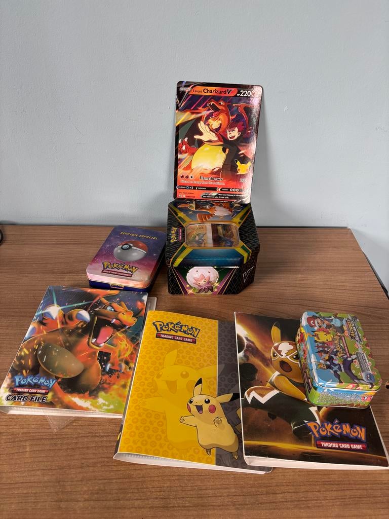 Pokémon kaarten, mappen en tins - Lance's Charizard V, Hobby en Vrije tijd, Verzamelkaartspellen | Pokémon, Gebruikt, Meerdere kaarten