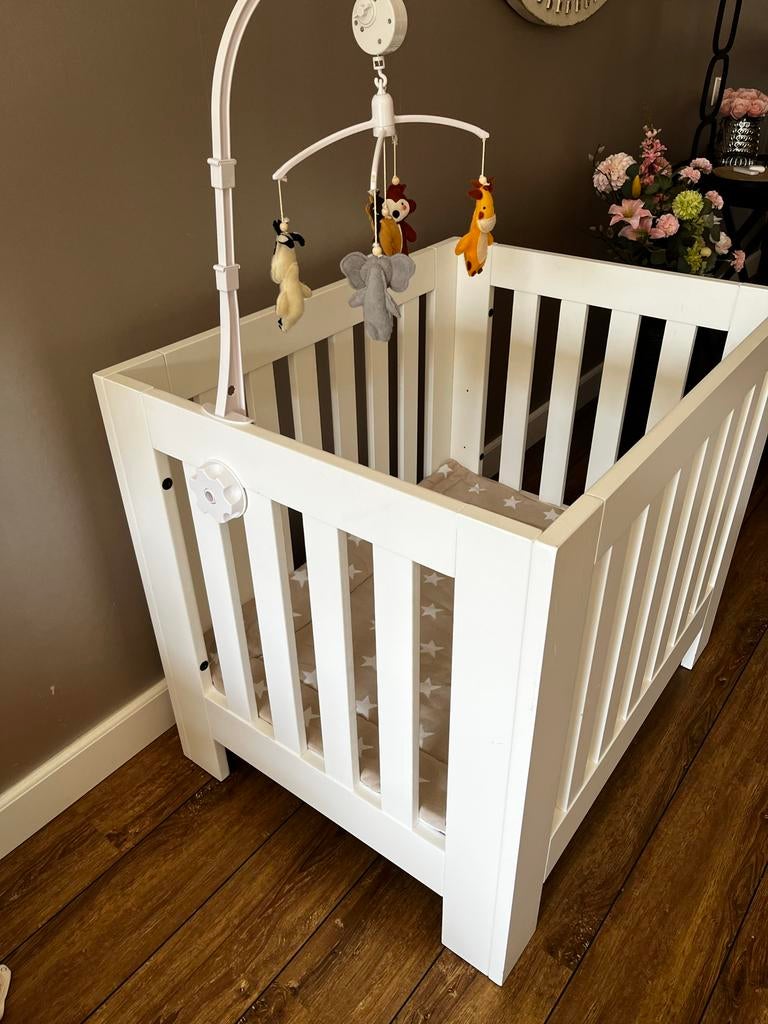 Mooie witte kinderbox met matras - TWF Baby Furniture, Kinderen en Baby's, Boxen, Ophalen, Zo goed als nieuw, Vierkant