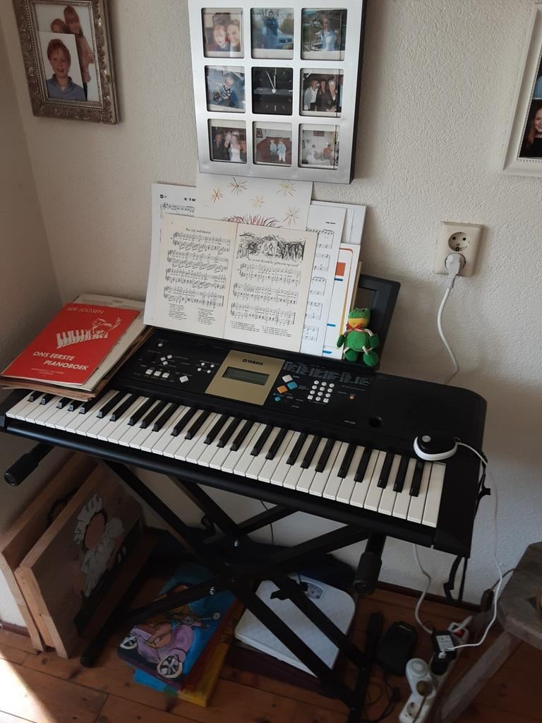 Yamaha YPT-220 keyboard met standaard - weinig gebruikt, Muziek en Instrumenten, Keyboards, Ophalen