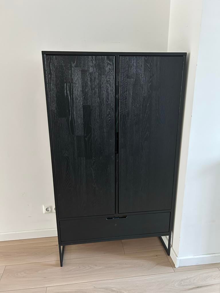 Woood Silas kast zwart, Huis en Inrichting, Kasten | Kledingkasten, Gebruikt, 150 tot 200 cm, 50 tot 100 cm, 25 tot 50 cm, Met lade(s)