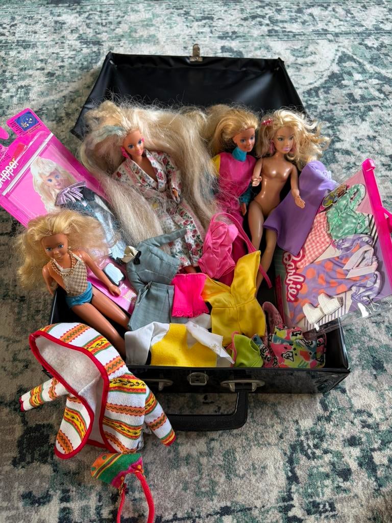 Vintage Barbies met kleertje, Ophalen of Verzenden, Zo goed als nieuw, Kleertjes