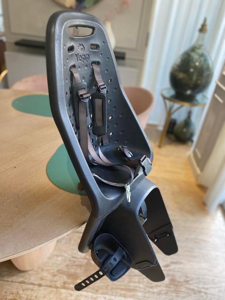 Yepp Maxi Easyfit achterzitje zwart (9-22 kg) nette staat, Fietsen en Brommers, Fietsaccessoires | Fietsstoeltjes, Ophalen, Achterzitje