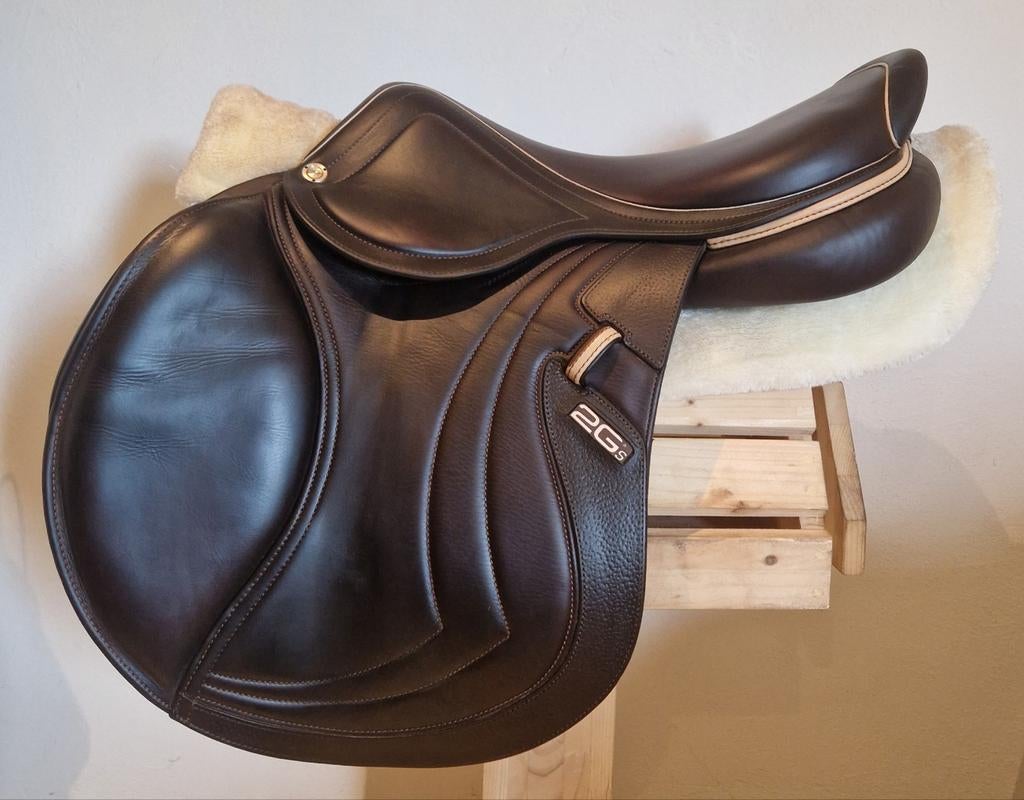 CWD Mademoiselle 2gs springzadel donkerbruin, Dieren en Toebehoren, Paarden en Pony's | Zadels, Ophalen of Verzenden, Zo goed als nieuw