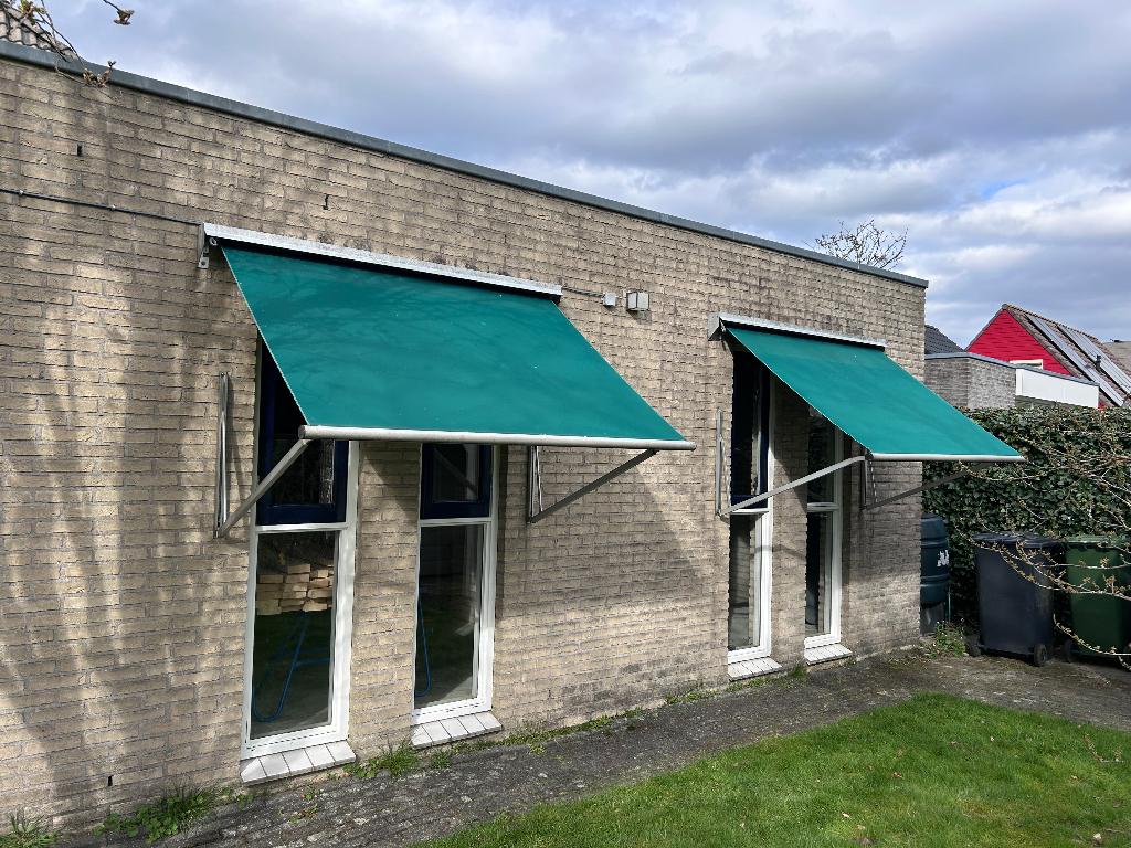 Twee groene zonneschermen (circa 2 meter breed), Tuin en Terras, Zonneschermen, Ophalen, Gebruikt, Minder dan 250 cm, 150 tot 300 cm