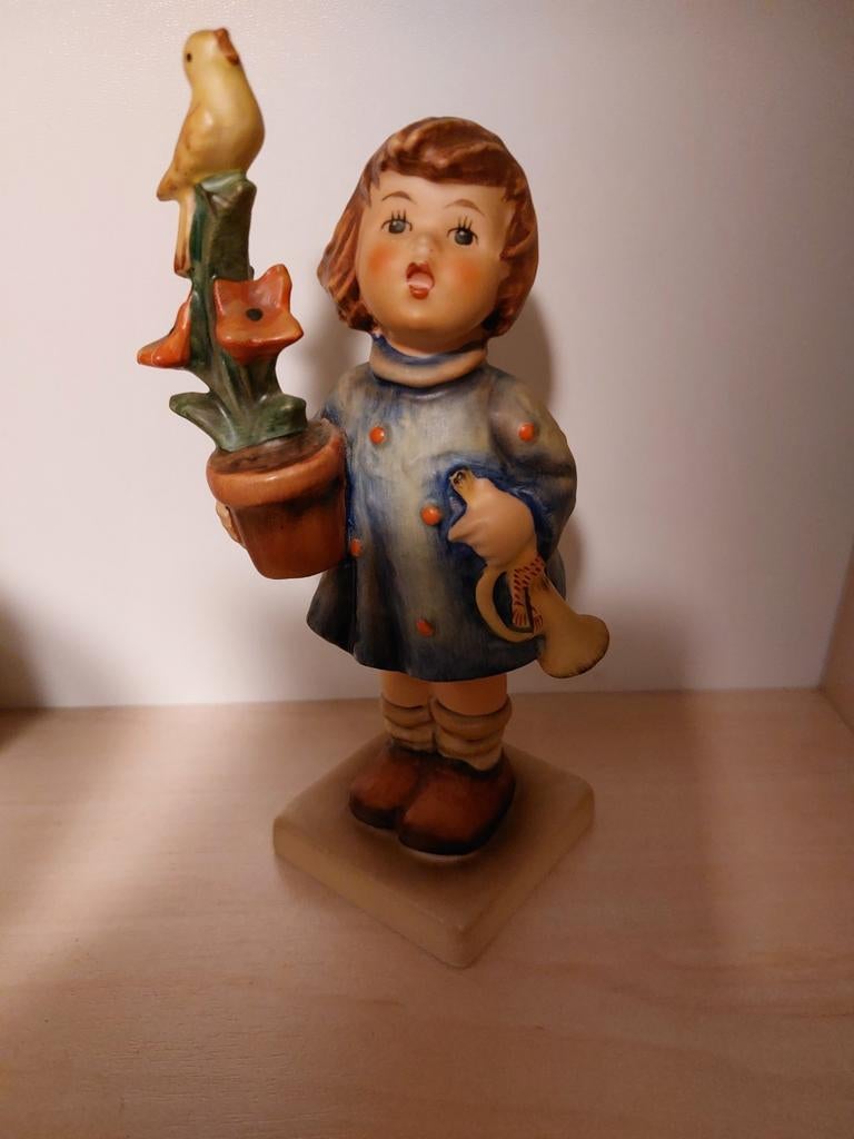 Goebel Hummel beeldje  meisje met vogel, Verzamelen, Ophalen of Verzenden, Zo goed als nieuw, Hummel