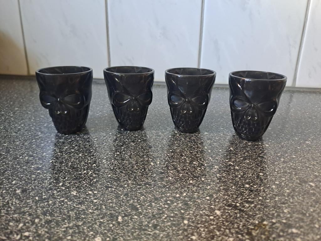 4 skull plastic shotglaasjes zwart., Verzamelen, Ophalen of Verzenden, Zo goed als nieuw, Borrel- of Shotglas, N.v.t