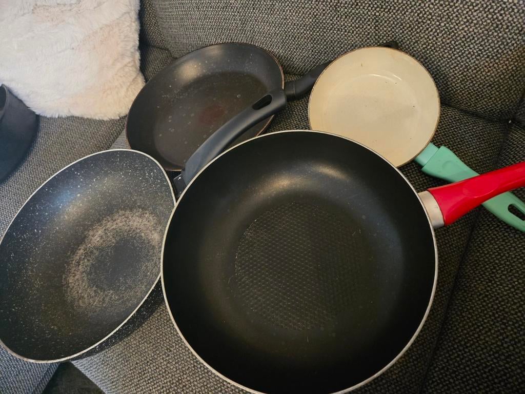 Set van 4 Koekenpannen / Wokpannen, Huis en Inrichting, Ophalen of Verzenden, Gebruikt, Overige materialen, Pannenset