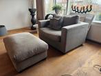 Comfortabele grijsgroene loveseat met hocker en kussen, Ophalen, 75 tot 100 cm, Zo goed als nieuw, 100 tot 125 cm