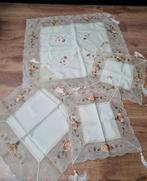 Set van 3 tafelkleden met geborduurde bloemen en kwastjes, Ophalen of Verzenden, Zo goed als nieuw, Vierkant, Binnen