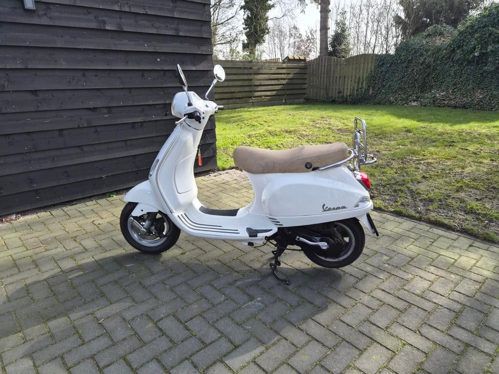 Vespa LX50 2t snorfiets - Wit, Mooi en origineel exemplaar!, Fietsen en Brommers, Snorfietsen en Snorscooters, Ophalen, Zo goed als nieuw