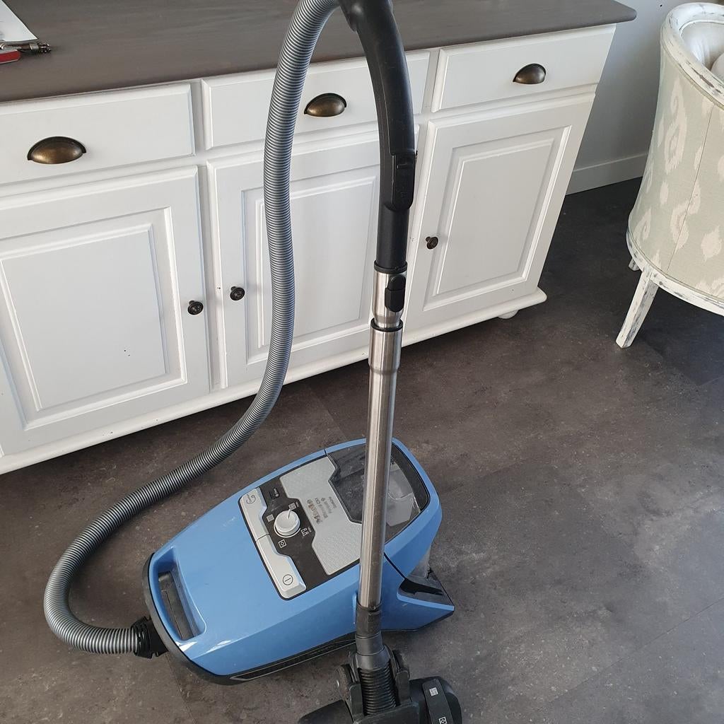 Miele Blizzard CX1 Stofzakloze Stofzuiger, Witgoed en Apparatuur, Stofzuigers, Ophalen, Gebruikt, Stofzuiger, Minder dan 1200 watt