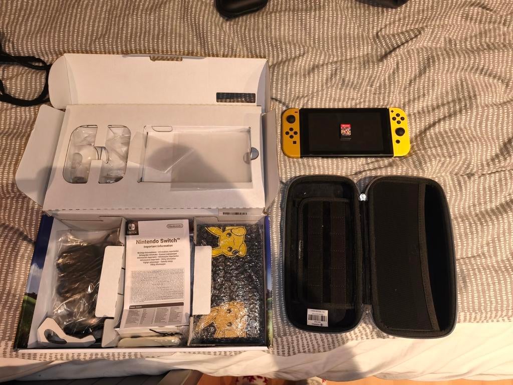 Nintendo Switch Pikachu Eevee edition + 4 games, Spelcomputers en Games, Spelcomputers | Nintendo Switch, Ophalen of Verzenden