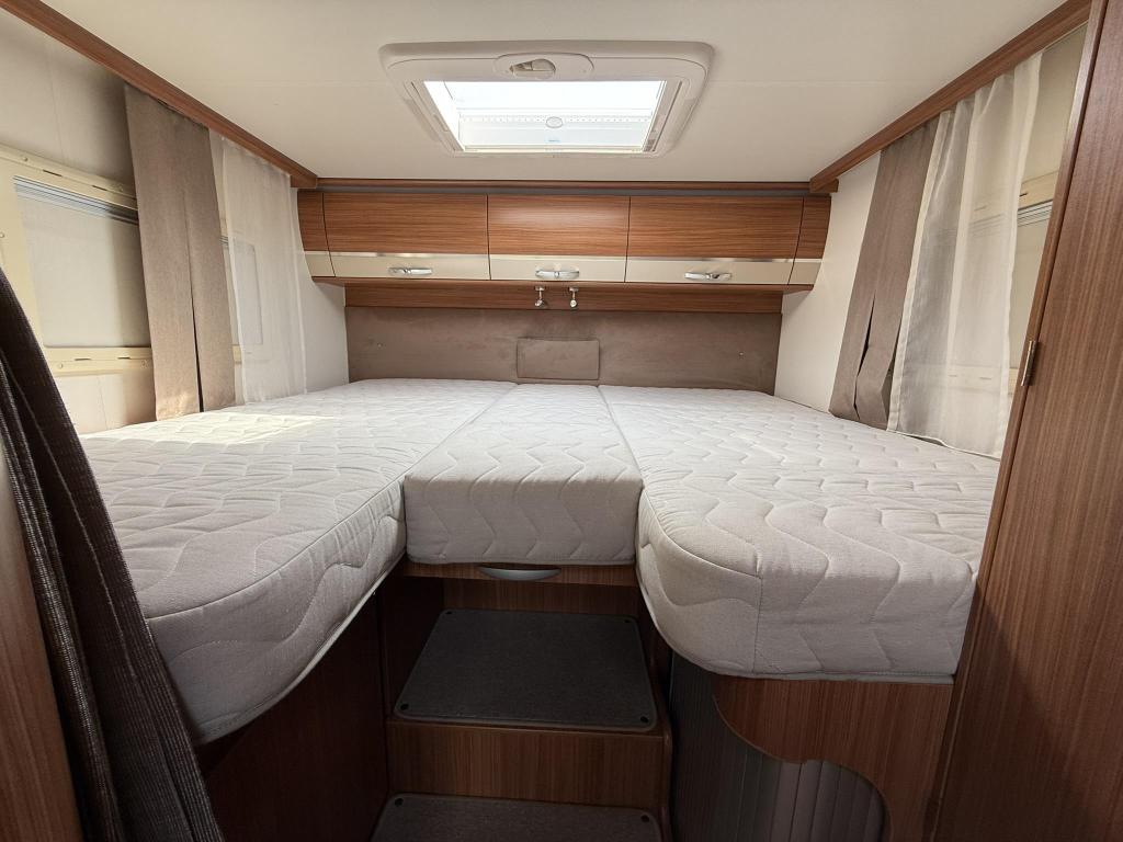 Adria Coral 670 SL - 2013 - Lengtebedden - degelijke camper, Caravans en Kamperen, Campers, Niet ingevuld, Standaard zit, Ringverwarming