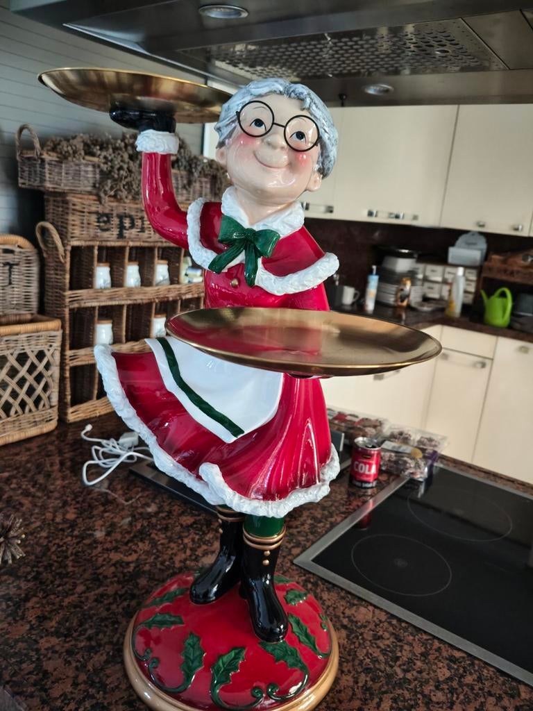 Kerstvrouwtje met dienblad, Ophalen