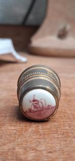 oma's messing vingerhoedje met delfts rode afbeelding, Ophalen of Verzenden, Gebruikt, Overige materialen, Nederland