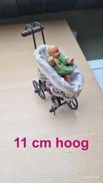 Vintage poppenwagen met babypopje, 11 cm hoog, Ophalen of Verzenden