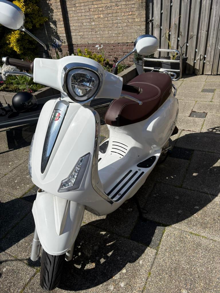 witte en zwarte scooter GTS, Gebruikt, Benzine, Ophalen, Overige merken