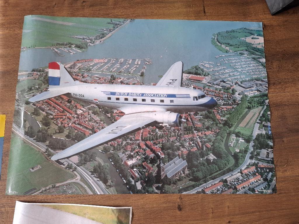 Poster vliegtuig Dakota, Gebruikt, Rechthoekig Liggend, Ophalen of Verzenden, A1 t/m A3