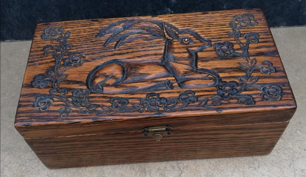 Kistje. Houtsnijwerk. Hert/floraal.  22.5/12/8.5 cm., Ophalen, Zo goed als nieuw
