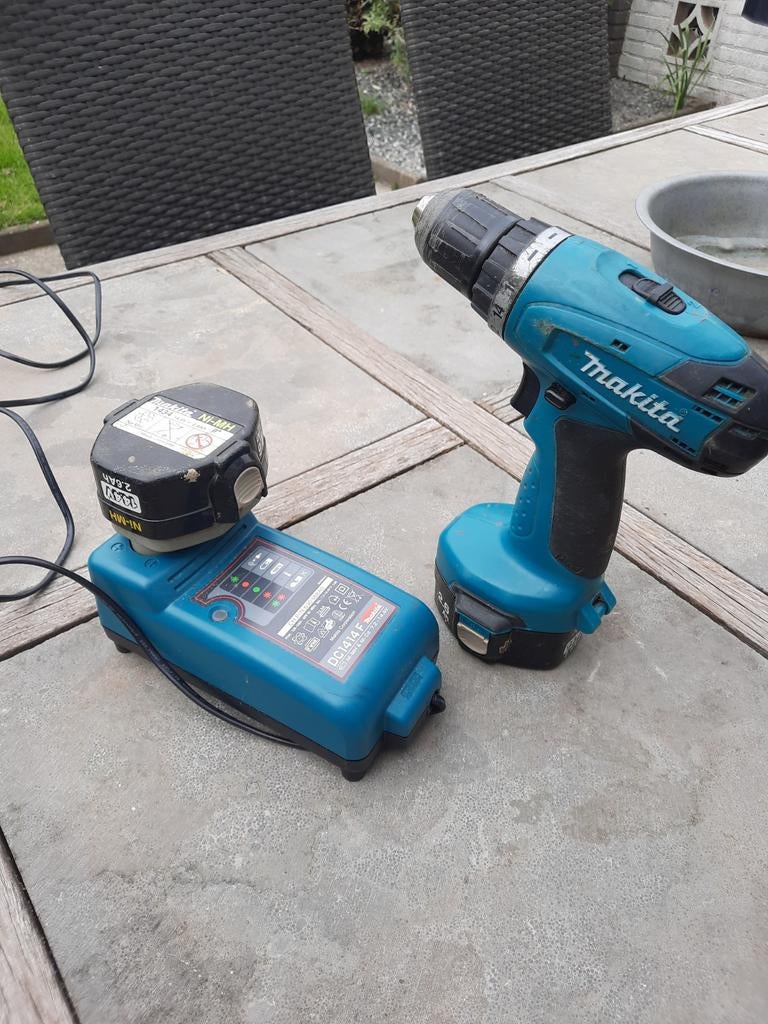Makita schroefboormach 14,4 volt met oplader en 2 accu's, Ophalen, Gebruikt, Minder dan 400 watt, Boor- en Schroefmachine
