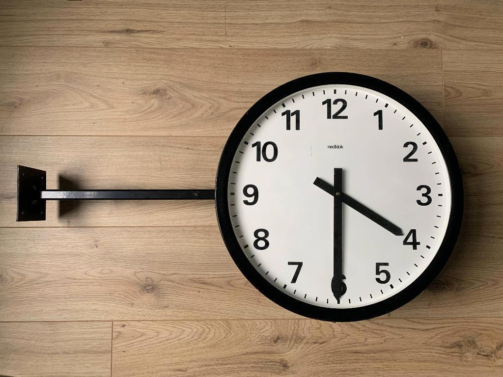 Dubbelzijdige gevelklok stationsklok merk Nedklok, Ophalen, Zo goed als nieuw, Analoog, Wandklok