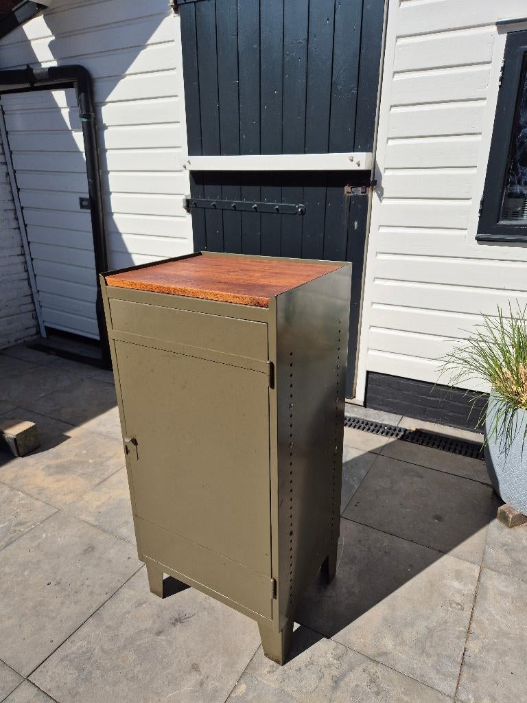 Industrieel/vintage stalen kastje met eiken blad, Ophalen, Gebruikt