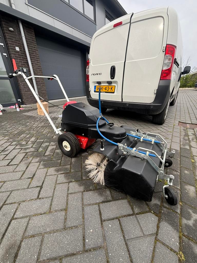 Limpar accu 24 veegmachine met sproeibak, Tuin en Terras, Veegmachines, Ophalen of Verzenden, Zo goed als nieuw
