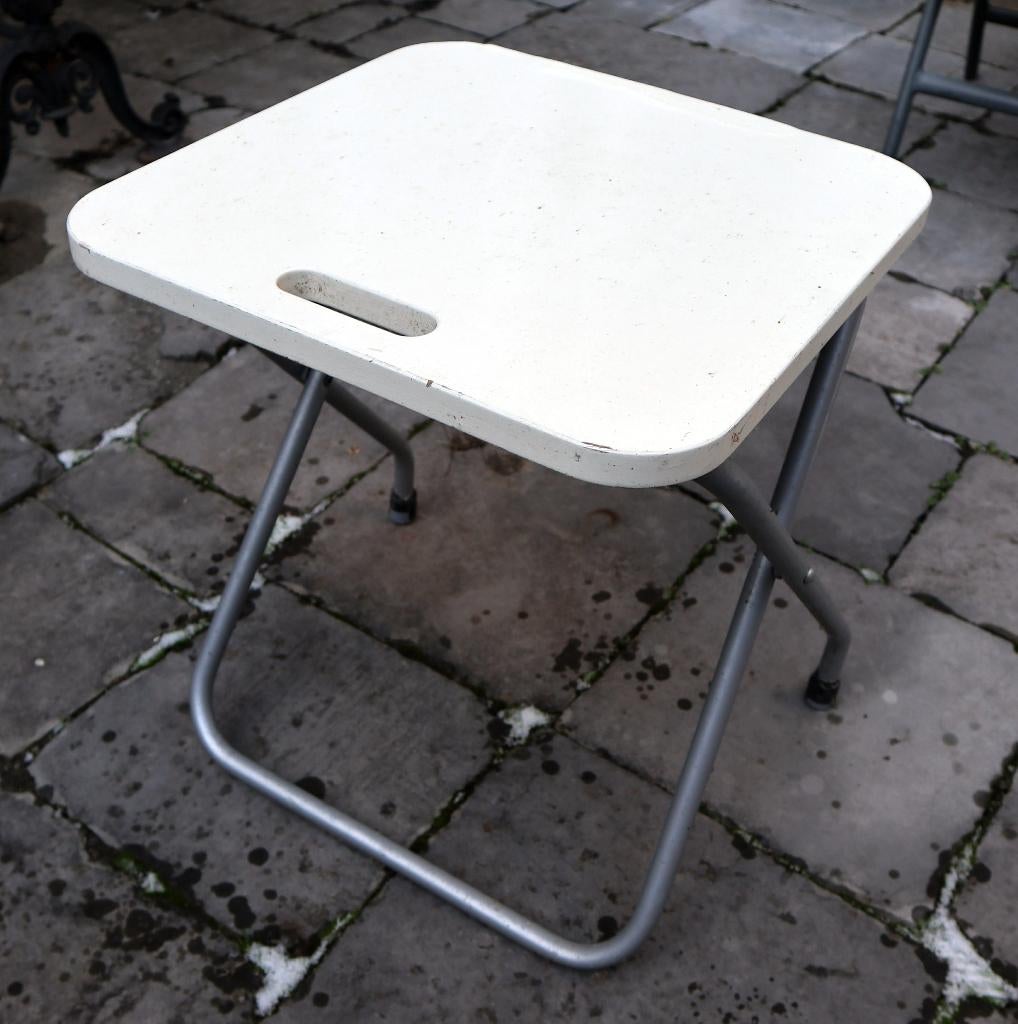 Opklapbaar bijzettafeltje / krukje wit metaal, Ophalen, Minder dan 55 cm, Metaal of Aluminium, Rond