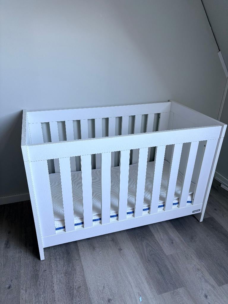 Ledikant (incl. Peuterzijde) & Commode ( Interbaby Ohio wit), Ophalen, Zo goed als nieuw, Jongetje of Meisje