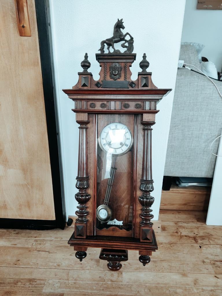 Wandklok - antieke paardjes regulateur, Ophalen