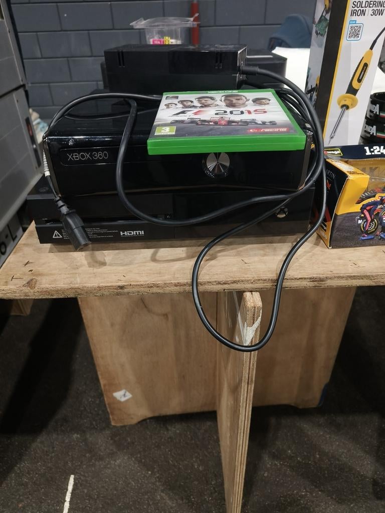 Xbox 360 E met F1 2015 - Zo goed als nieuw, Spelcomputers en Games, Spelcomputers | Xbox 360, Ophalen of Verzenden