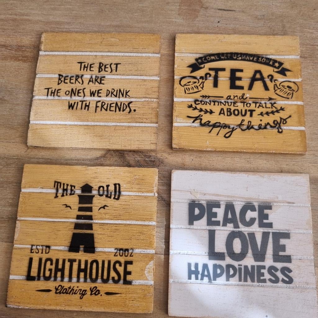 Set van 4 houten onderzetters 10x10 cm met leuke quotes, Ophalen of Verzenden, Nieuw, Glas of Kopje