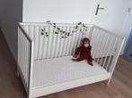 IKEA Ledikant met Matras, Kinderen en Baby's, Ophalen, Zo goed als nieuw, Rechthoekig, In hoogte verstelbaar