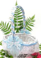 Prachtige rieten strooimandje met witte kant., Ophalen of Verzenden, Nieuw, Feestartikel, Geboorte of Huwelijk