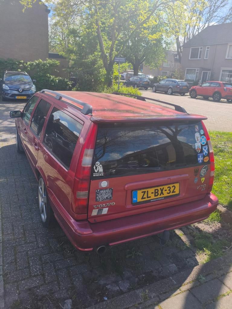V70 144pk Garnet red 2.4 5 cilinder GEEN APK, Auto's, Voorwielaandrijving, Zwart, Lederen bekleding, Stationwagon