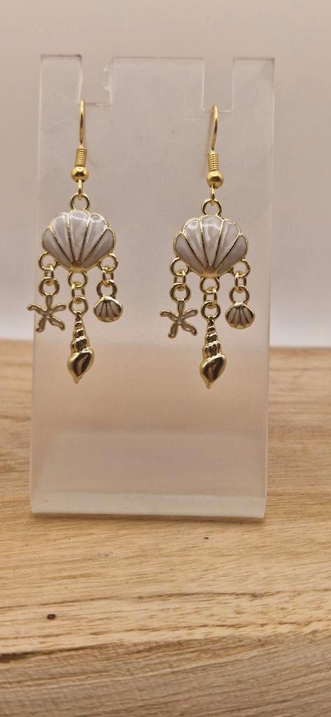 Gouden oorbellen met schelpjes en zeesterren, Sieraden, Tassen en Uiterlijk, Oorbellen, Nieuw, Hangers, Overige materialen, Goud