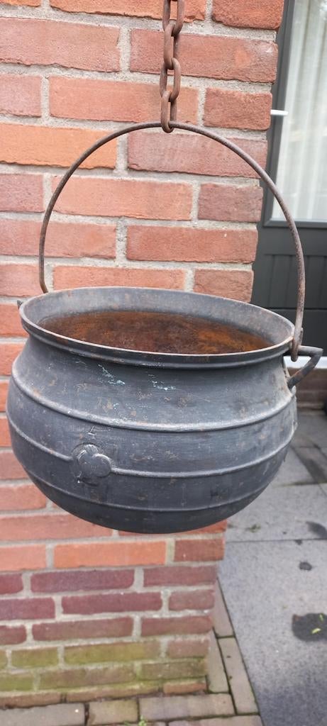 Antieke gietijzeren ketel met ketting, Ophalen