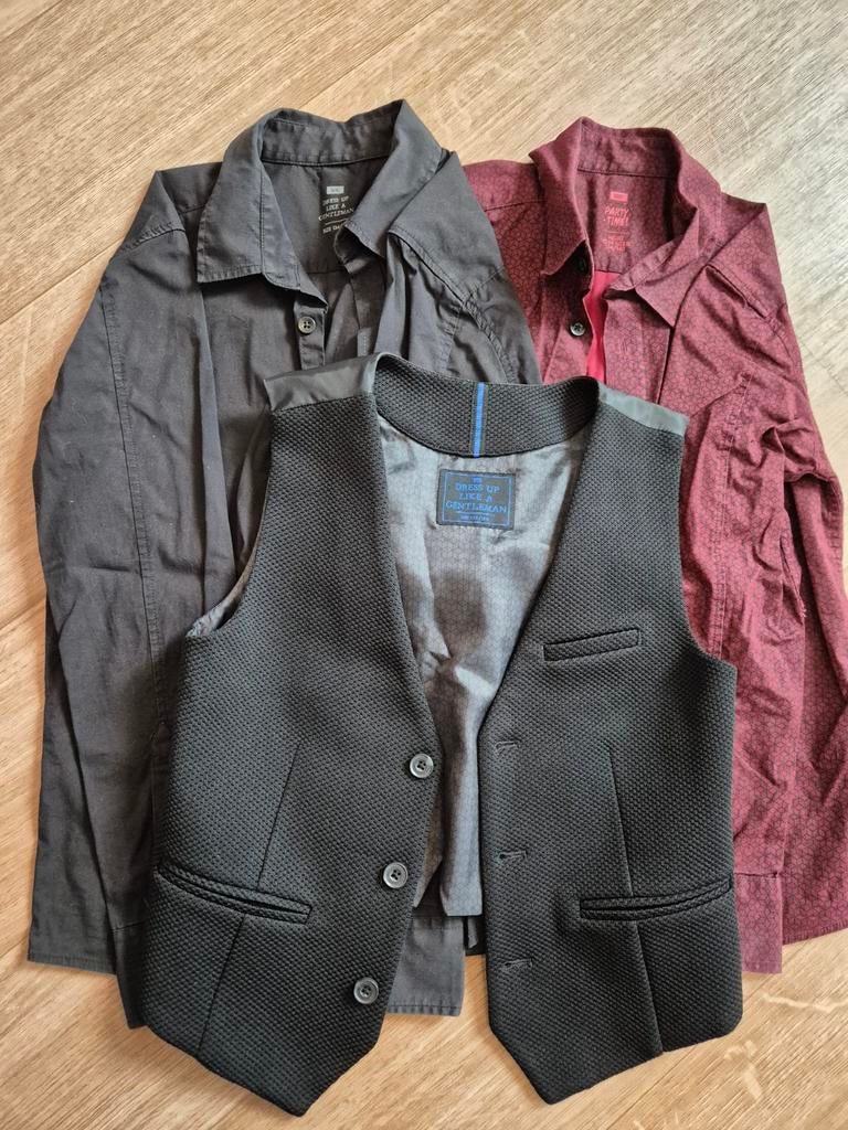 2 blouses en 1 gilet maat 134/140, Ophalen, Zo goed als nieuw, Jongen, Trui of Vest