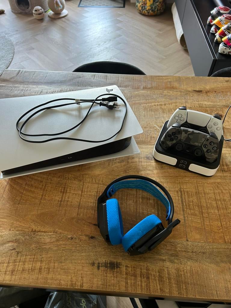 PlayStation 5 + 2 Controllers + Charging Dock + Headset, Spelcomputers en Games, Ophalen, Zo goed als nieuw